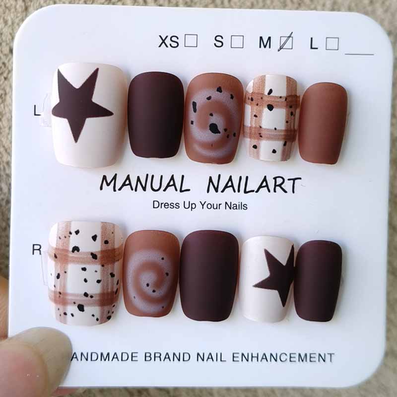 Photography Design - 10 ชิ้นฤดูใบไม้ร่วงและฤดูหนาวเล็บ Maillard กดบนเล็บน่ารักการ์ตูน Frosted Raccoon